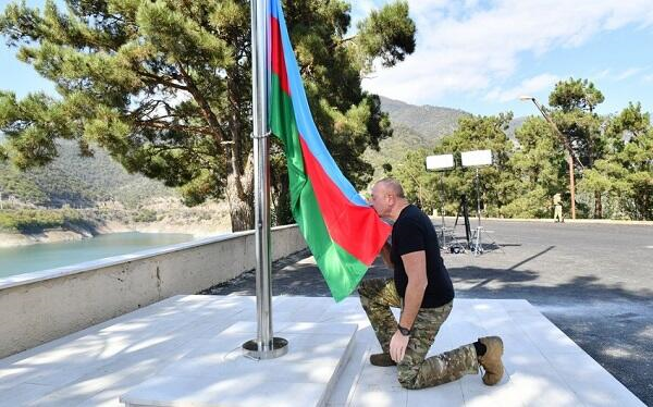 İlham Əliyev Sərsəngdə Azərbaycan bayrağını ucaltdı 